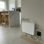 Appareil installé sur mur humide avec traces de remontées capillaires